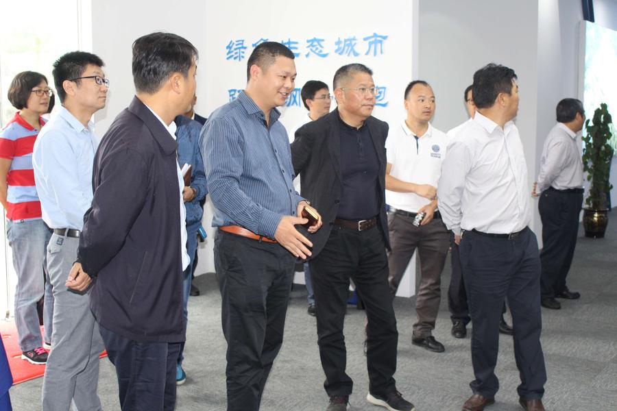 左三：州委书记唐德智。左二：公司副总经理刘彬。右一:长顺县县长李友军。